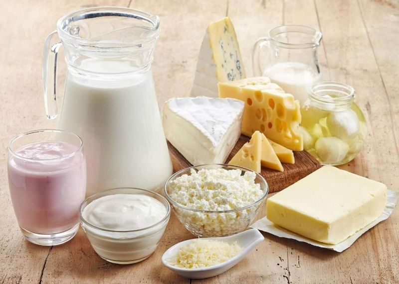 Ưu tiên sữa, sữa chua và pho mát tươi, vì chúng giàu nước và ít chất béo
