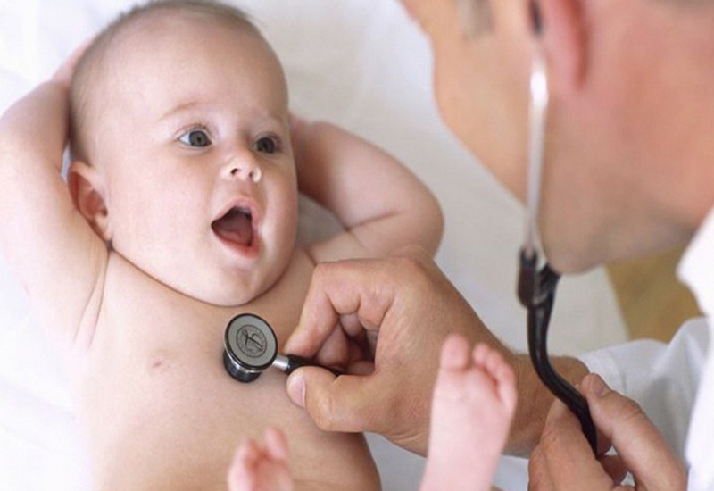 Nên đưa trẻ đi khám và cho trẻ dùng men tiêu hóa theo chỉ dẫn của bác sĩ